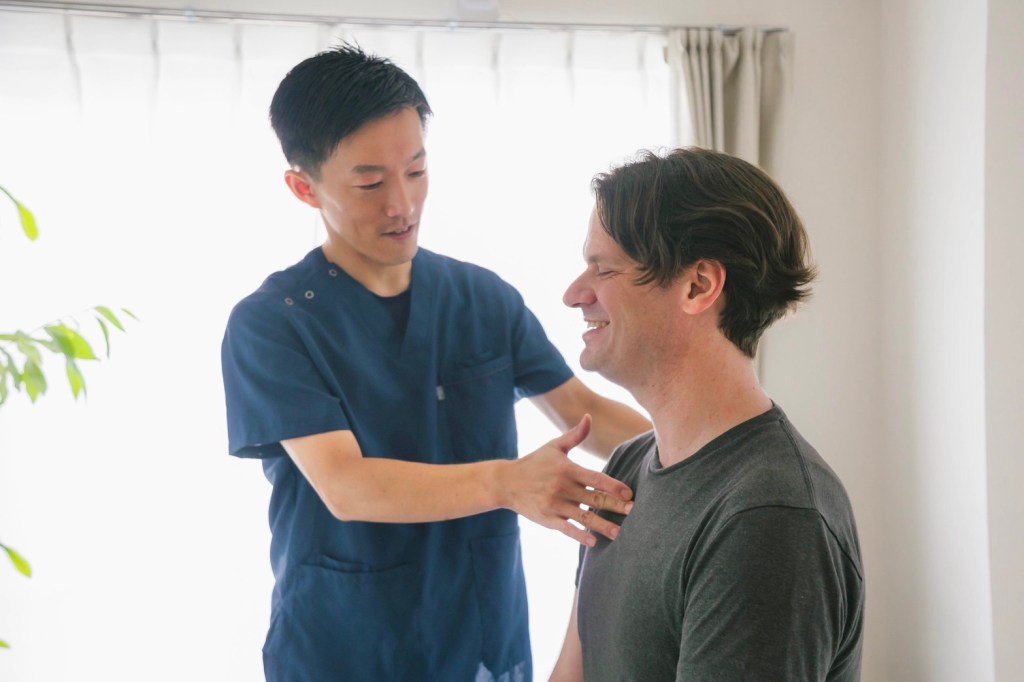 AcuBase鍼灸マッサージ院（本八幡）　施術風景　肩の施術