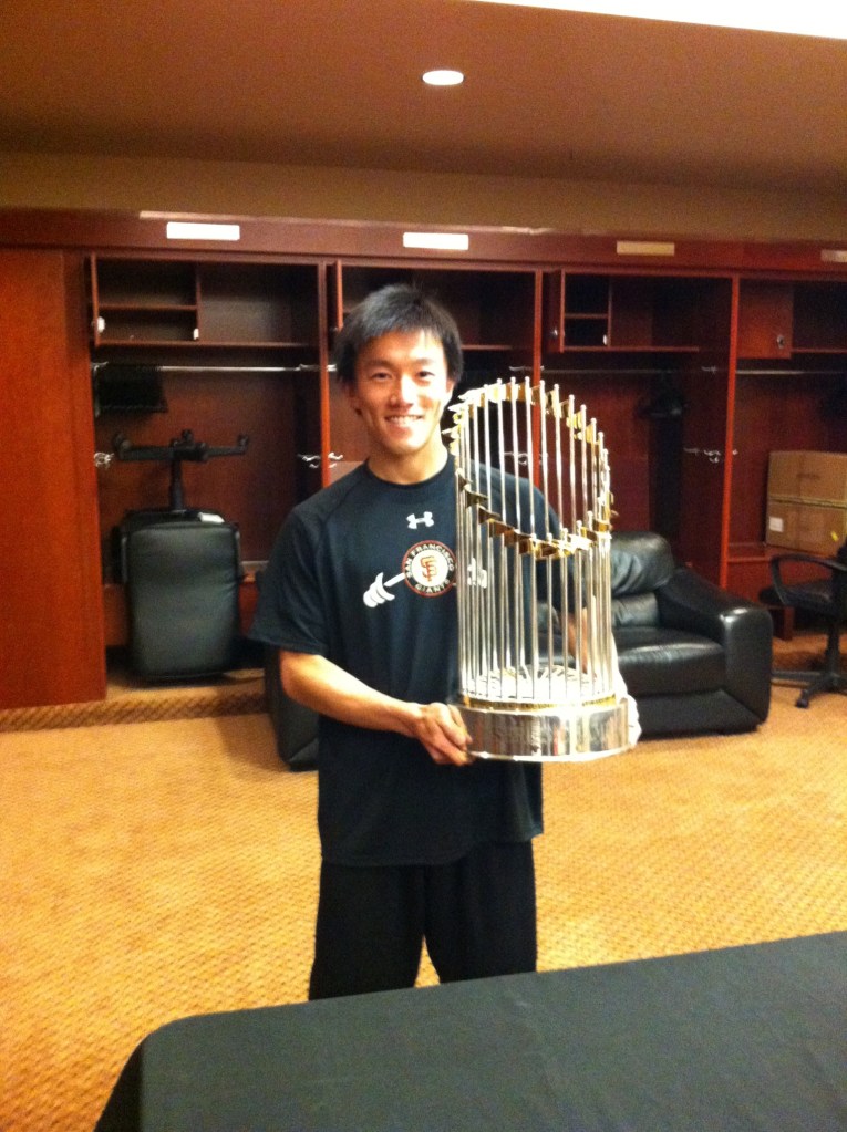 AcuBase鍼灸マッサージ院、院長堀井とサンフランシスコジャイアンツ2012年ワールドシリーズトロフィーの写真